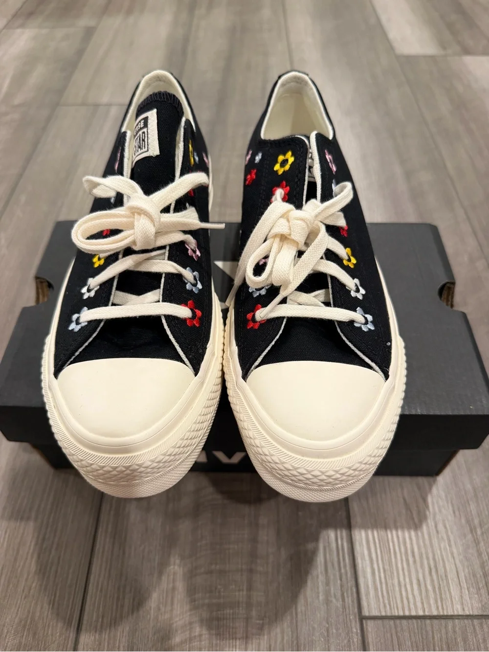 NWT- Converse Chuck Taylor All Star Lift Platform Low 'Floral Embroidery' - Picture 2 of 5